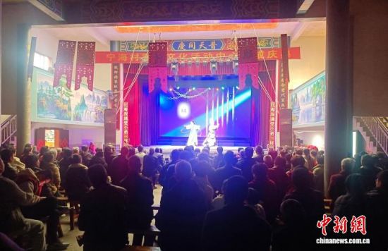 2��23�գ��������°�ʯ��������Ϸ̨ǰ�������С������� ��ͼ