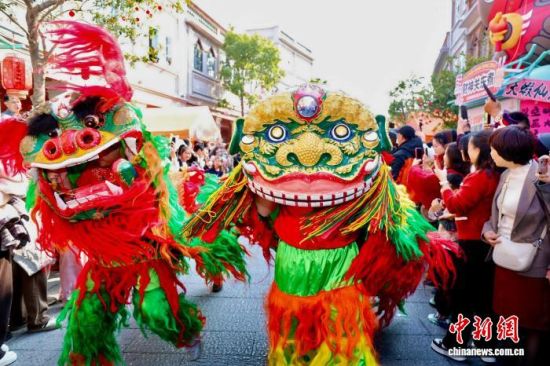 2��19�գ�����Ȫ�ݡ�ӭ�������Ƚֻ�ڹų���Ļ������Ȫ�ݡ��Ǻ���������̡��ķ���ʢ����ͼΪ��ʨ����Ѳ�Ρ����� ��