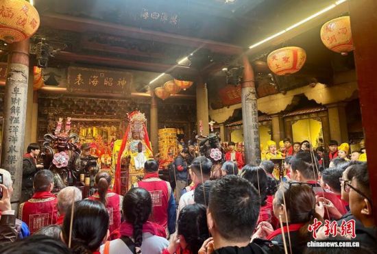 2��24�գ���̨ͬ������������������ֹʾ�ʡ�ײ�����ڸ����������޵���Ļ��������������ͬ�����桢����ƽ������֣���� ��