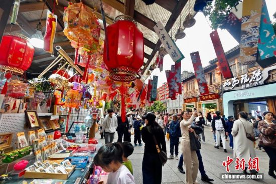 2��23�գ����ڼ������һ�죬�������������������������οͲιۡ���������� ������ ��