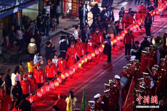 2��25�����������ϰ�Ӣ����ٰ�ΰε����׻��ͼΪ�����������������Ⱥ ��