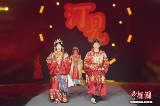 ��������͡�ųǼô���ǰ�����˳���ʽ�����ں��㣬������ǧ����졢͡�ֿ���������͡����ҫ��������ƪ��Ϊ������չʾ���������硢ľżϷ��ʮ�����ֵȶ�����������������ý�����Ĺ�ͼ