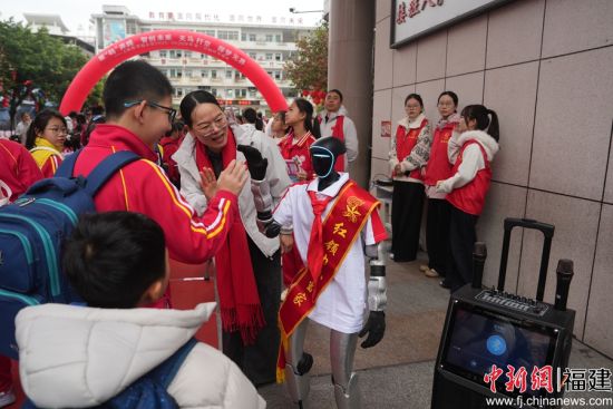 �����峿7��룬�Ϻ���ʵ��СѧУ�ſ��������ַǷ���һ��������ġ��Ƽ�ӭ�¡�������������ݡ��Ϻ�����ý�����Ĺ�ͼ