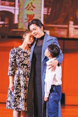 ���̿�ĬĬ�ػ���ͥ���������������ɷ���ʯ������顣