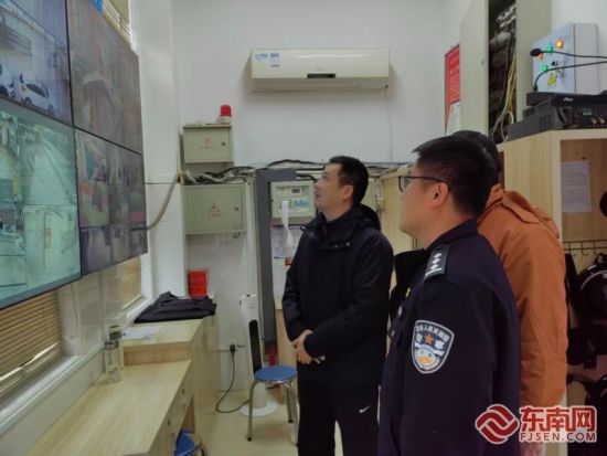 �񾯶�У԰������ϵ���м�顣�ܷ��߹�ͼ