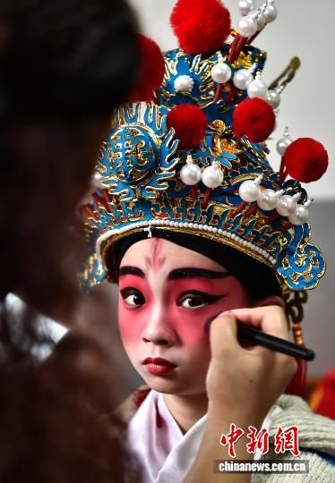 ͼΪ�μӡ��߹��¡���С���ڻ�ױ���޷��߹��¹�����(�Ϊ���ݹ��µ�һ����̨)����ѡ��ͯ��������Ϸ��װ�磬��ױ���ף�����Ϸ�ۣ�һ�������ȵ�������ǣ�һ���绤�ٵ��佫����������� �ű� ��