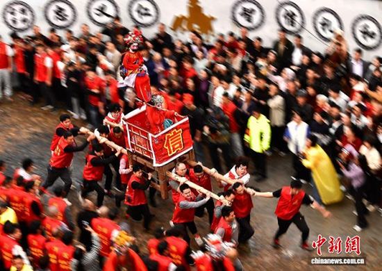 ͼΪ������̧�š����¡��ڴ�ׯ��񱼡��߹���ʱ������ͷ��������������β�������ƣ�������Ʒ��򣻻��������ڹ������������ƽ�⣻����������Ҫ����̧����������� �ű� ��