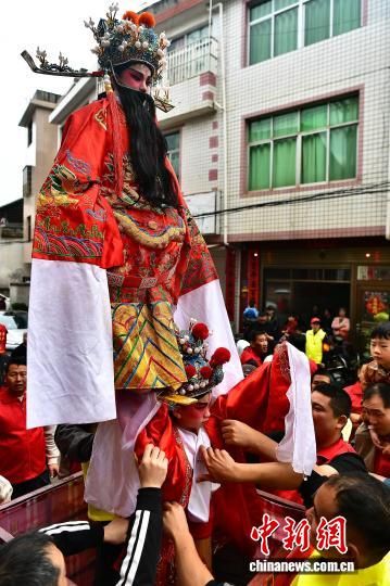 ͼΪ�����ڰ������߹��¡���С������װ�硣�޷��߹��¹�����(�Ϊ���ݹ��µ�һ����̨)����ѡ��ͯ��������Ϸ��װ�磬��ױ���ף�����Ϸ�ۣ�һ�������ȵ�������ǣ�һ���绤�ٵ��佫����������� �ű� ��