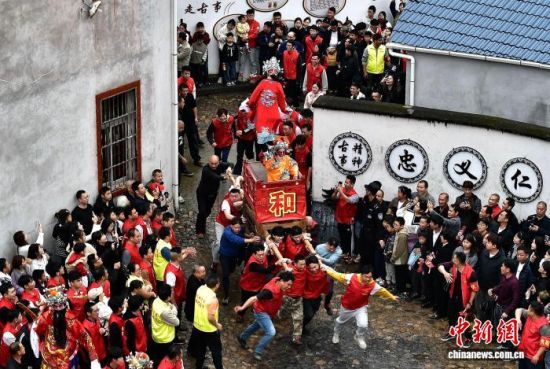 ͼΪ������̧�š����¡��ڴ�ׯ��񱼡��߹���ʱ������ͷ��������������β�������ƣ�������Ʒ��򣻻��������ڹ������������ƽ�⣻����������Ҫ����̧����������� �ű� ��