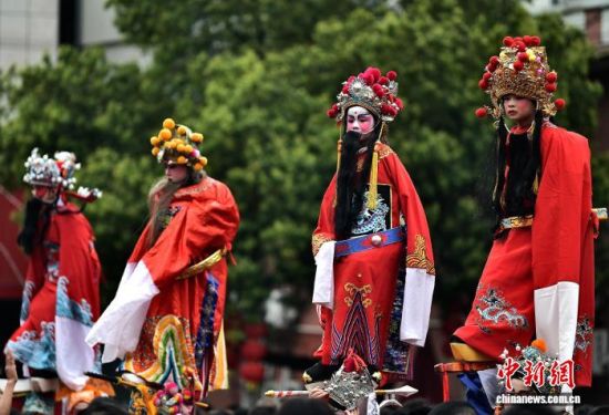 ͼΪװ���μӡ��߹��¡���С�����޷��߹��¹�����(�Ϊ���ݹ��µ�һ����̨)����ѡ��ͯ��������Ϸ��װ�磬��ױ���ף�����Ϸ�ۣ�һ�������ȵ�������ǣ�һ���绤�ٵ��佫����������� �ű� ��