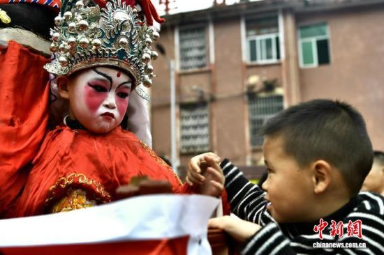 ͼΪ�μӡ��߹��¡�С���Ķ���װ������С���ѡ���������� �ű� ��