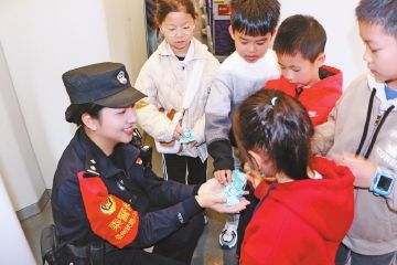 ��С����Ů�ӳ˾������г���ΪС���ѽ��а�ȫ�������ַ��ǹ���