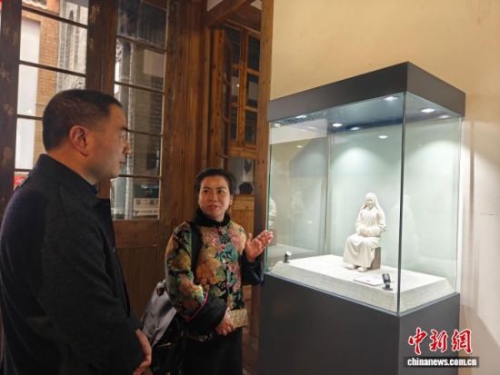 2026��ɶ��»�Ů���黭������Ʒչ8�������ڸ�����Ͽ�����������Ļ��Ҷ���� ��