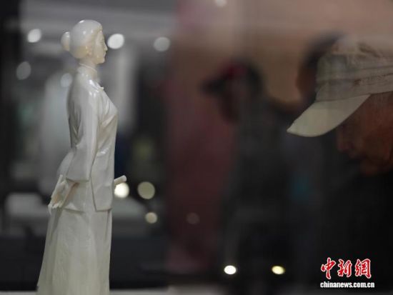 ͼΪ�οͲι�2026��ɶ��»�Ů���黭������Ʒչ��Ҷ���� ��