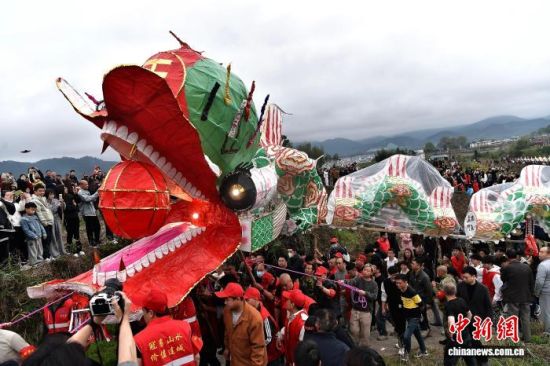 188��ƴ�Ӷ��ɡ��ܳ���ǧ�׵ľ�������������Ծ����������׷������������Ԫ����һ�����ƻֺ������ʢ���ڹ���Ľ�����Ұ���������ݡ����������� �ű� ��