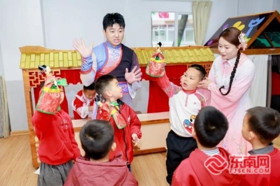 �������Ļ���У԰�������ں��׾ٰ졣���췽��ͼ