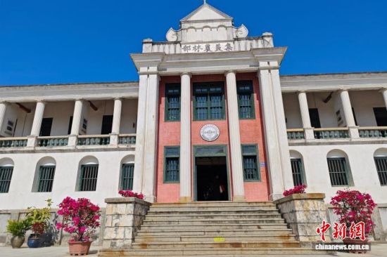 3��11�գ����žٰ켯��ũ��ѧУ��У100���������ͼΪ����ũ��ѧУ����У����¥������ڱ� ��