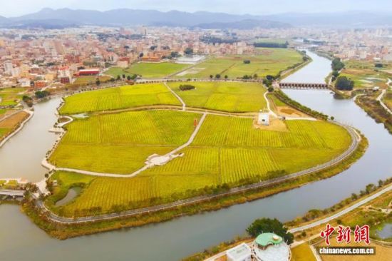 ���縣���ϰ�ˮͷ�������ӯϪ��Ŀ����һƬ��Ϫˮ�͹�����Ȼ���Ƶĺ�̲�ظ���Ϊ�����ε�������־�� ��