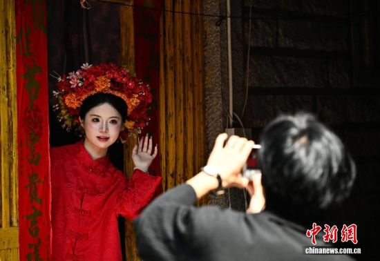 ͼΪ3��17�գ����顰����Χ�����ο����y�Ҵ�һ���������ա���������� �ű� ��