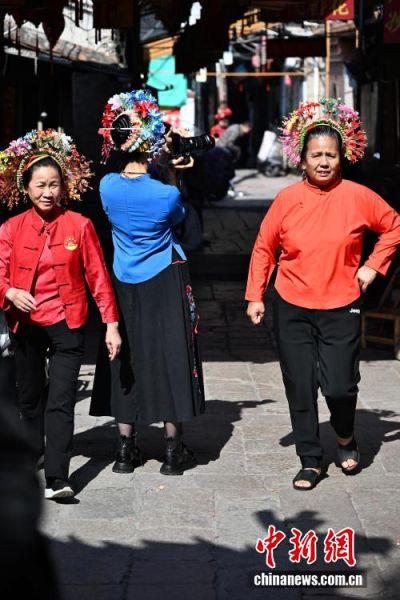 ͼΪ3��17�գ����Ŵ�ͳ���ε��y��Ů�����顰����Χ���ڴ������յ��οͣ��У��Ծ��������y���οͲ��������������Դ�����Ů���Σ�������������ʽ�����y���Ļ������������ �ű� ��