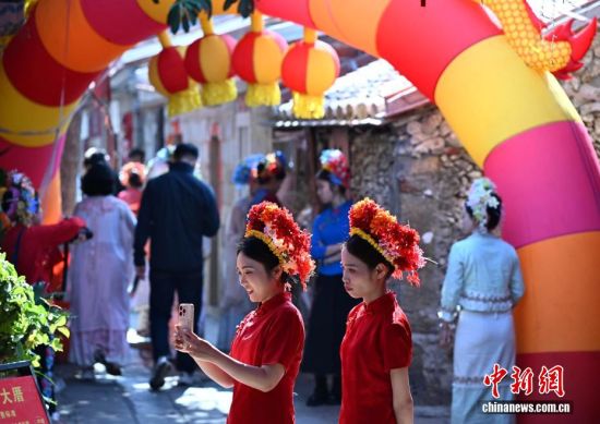 ͼΪ3��17�գ��y�Ҵ�ֵ���İ��������ͷ���������οͣ���ͷ�ܶ���ͬһ�����������Ļ�԰������������� �ű� ��