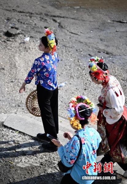 ͼΪ3��17�գ����顰����Χ�����ο����y�Ҵ���ͷ�������㡣�����ڹŴ�������˿��֮·�����Ȫ�ݸ۱������y�Ҵ壬��������Զ���̴��ĳ����أ�ӵ�н�ǧ����ʷ����������� �ű� ��