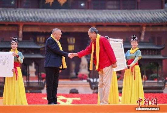 3��21�գ��Ĵ�ʡ�����У��ڰ˽캣Ͽ�����Ĳ��Ļ��������Ļʽ�ϣ��������۴������������(�Ĵ�ʡ̨�� ��ͼ)