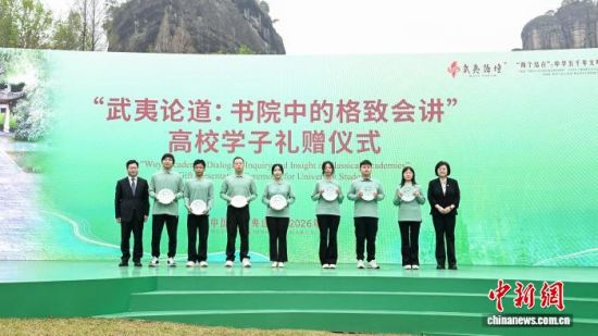 3��22�գ�������������̳�ڸ�����ƽ����ɽ��Ļ��ͼΪ������̳���׻�������۵�����Ժ�еĸ��»ὲ����Уѧ��������ʽ����(�й������ѧ��ͼ)