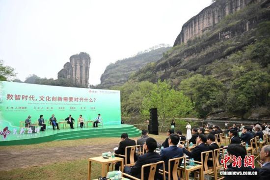 22�գ�������������̳�ڸ�����ƽ��Ļ��ͼΪ��̳����̸���ڡ�ר��ѧ�߸��㼺������������������ �ű� ��