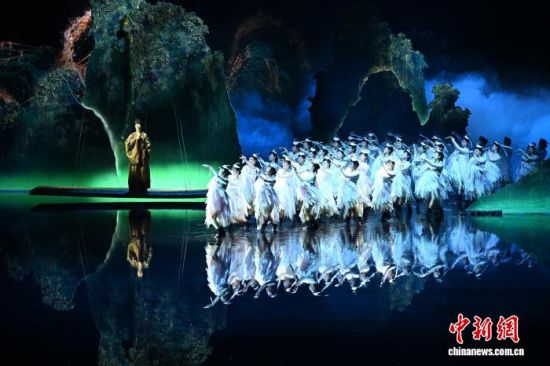 3��22����������ɽˮʵ����̨�硶��ӳ���ġ��ڸ�����ƽ����ɽ���ݡ��þ��ں����֣��赸�ȱ�����ʽ��������ɳ�����Ϊ���ߣ�չ�ְ����Ļ�������ɽˮ���ѳ�Ϊ������������Ƭ�������Ļ���IP����������� ���� ��