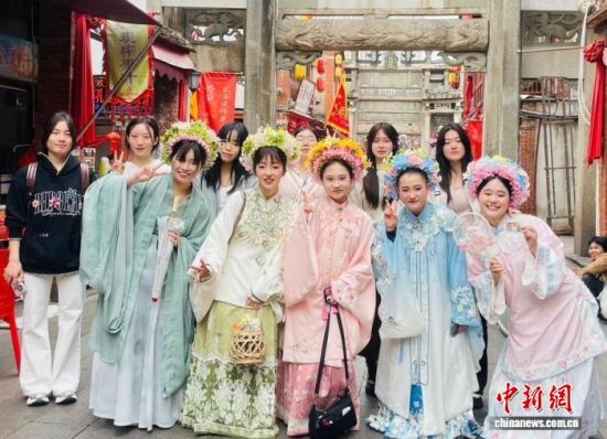 ͼΪ3��19�գ��ձ���Ҷ��ѧ�����������ݹų������������͡�����ʦ����ѧ��ͼ