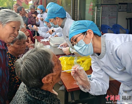 ����ͼΪҽ����ԱΪ���˽��п�ǻ������顣