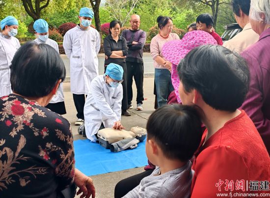 ����ͼΪҽ����Ա�ֳ���ʾ�ķθ��գ��������ռ�ʵ�ü��ȼ��ܡ�