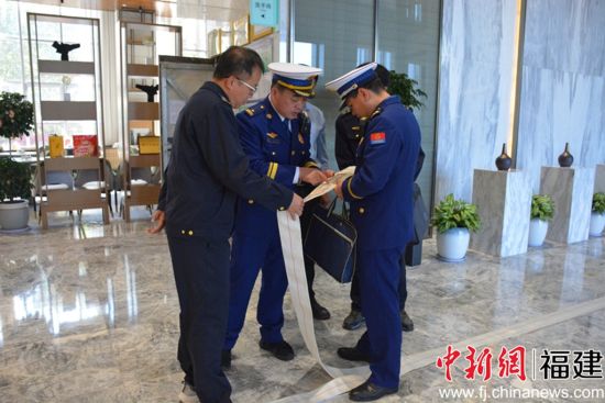 ͼΪ������߽����������ִ�Ƶ����޹�˾�ֳ���ʵˮǹ��ˮ���Ƿ���Ϲ淶�� ������ ��