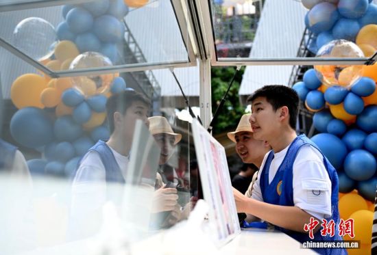 ͼΪ4��1�գ������У��ң��ڿ��ȳ�ǰ��ͣ�׼������ʦ�Ǻ���Ʒ����������� ���� ��