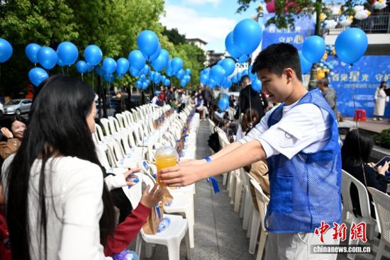 ͼΪ4��1�գ�����������ʦ�����ϡ���������� ���� ��