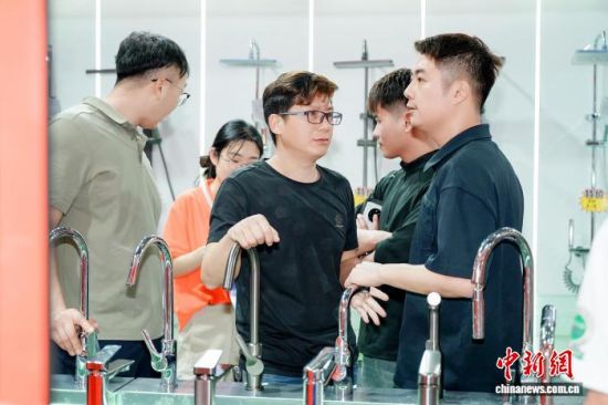 4��1�գ������ڸ����ϰ����е���ԡ���չǢ̸������(�ϰ�����ý�����Ĺ�ͼ)