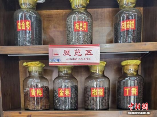 ͼΪ�ƽ��˲���԰�ڵĲ�Ʒչʾ��Ҷ������