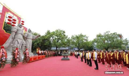 4��3�գ���ʮ�쿪��ʥ���Ļ����ڸ������������ؽ���ɽ���������Ļ����־�� ��