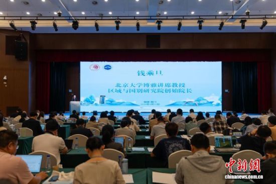 11�գ�����ʡ�������ѧ�������������žٰ졣ͼΪ������ѧ���Ž�ϯ����Ǯ�˵����ԡ������������� ��˼Դ ��