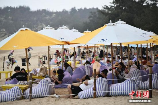 4��11�գ��ο���ƽ̶̳���徰�����档��������� �ű� ��