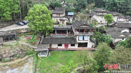 �����߰���ƽ����ľ�����Ȼ�塣��������ý������ ��ͼ