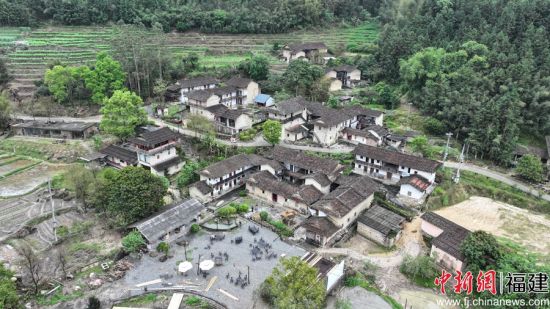 �����߰���ƽ����ľ�����Ȼ�塣��������ý������ ��ͼ