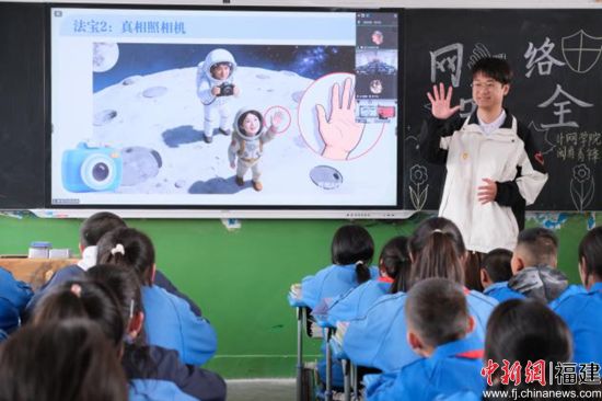 ����������������ʦ����ѧ�����������ռ䰲ȫѧԺ��������桱����ǿ���������ԡ��������¡�������ʽ���ֱ��߽�����ѧУ����չ��ͬ��һ��AI��ȫ���տΡ����