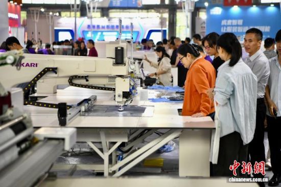 ͼΪ��װ��ҵ��ҵ�����ֳ��˽��Զ��������豸����������� ������ ��