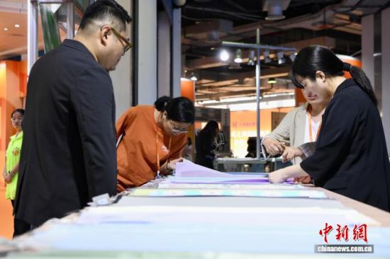 ��ͼΪ��֯��װ��ҵ��ҵ����չ���ֳ��ιۿ����������ϡ���������� ������ ��