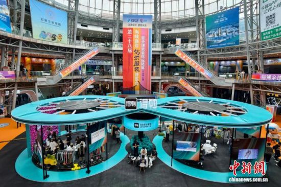 4 ��18�գ��ڶ�ʮ�˽캣Ͽ������֯��װ�������ڸ���ʯʨ��ʽ��Ļ����������� ������ ��