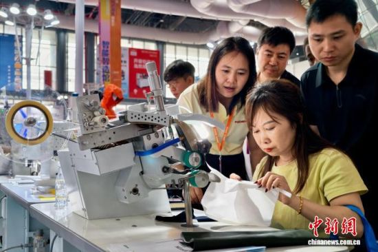 ͼΪ��װҵ�������Ա�ֳ������������ܷ��һ������������ ������ ��