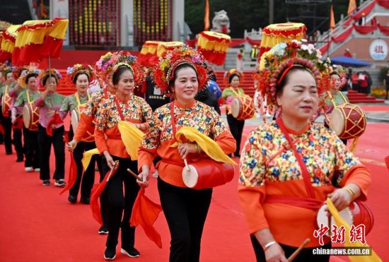 ͼΪ����Ȫ�ݵ��y��Ů�����ֳ������������ ���� ��