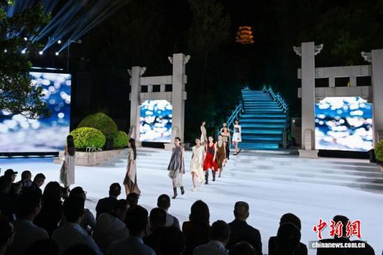 4��18����������Ȫ��ʯʨ���ƴ�ͳ�㳡�ķ�տռ䣬�Գ���ǧ�꺣˿�����������Ϊ��ȻĻ�������쳡����������ʽ������ʽ�Ļ���ʱ��ʢ�硣(ʯʨ����ý�����Ĺ�ͼ)